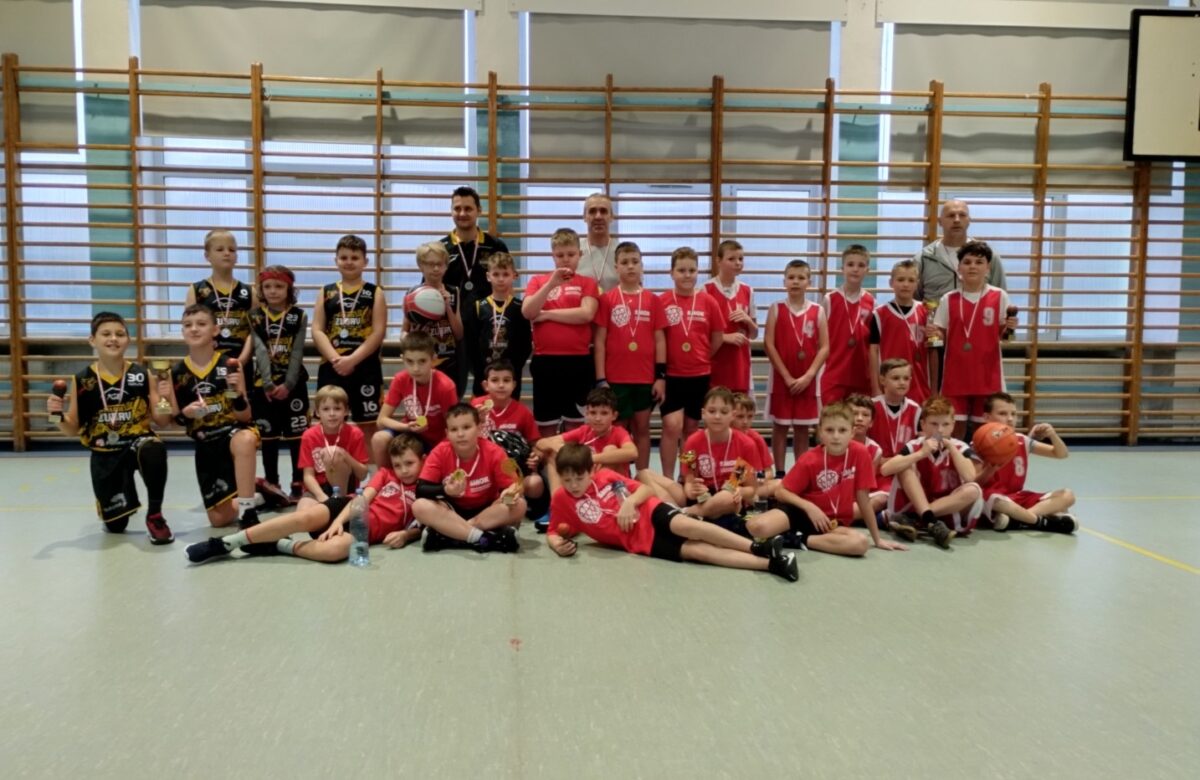 Świąteczny Turniej Koszykówki Chłopców w Łapach – Sportowa Rywalizacja i Radość