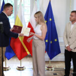 Białostocka strzelczyni Aleksandra Pietruk z flagą od prezydenta